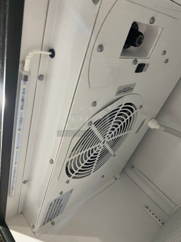 True Commercial Single Door Reach In Cooler Merchandiser! With View Through Door! Poly Coated Racks! Model: GDM12HCTSL01 SN: 9691167 115V 60HZ 1 Phase - Image 6 of 8