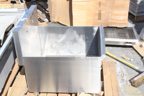 BRAND NEW SCRATCH & DENT! Steelton 522CS124FW 30" 18-Gauge Stainless Steel One Compartment Commercial Sink  - 24" x 24" x 12" Bowl. 30x29-1/2x43-3/4. Sink Component Only. Minor Denting.  - Image 2 of 3