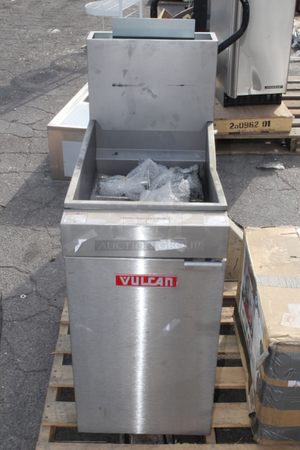 BRAND NEW SCRATCH & DENT! Vulcan LG300-1 35-40 lb. Natural Gas Floor Fryer - 90,000 BTU. Unit is dented, Missing Fry Baskets. S/N: DV 1175704 - Image 2 of 8