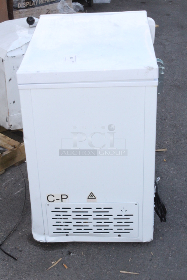 BRAND NEW SCRATCH & DENT! Galaxy Ultra Cold UCCF5 5.2 Cu. Ft. White Chest Freezer. Minor Denting.  - Image 4 of 7