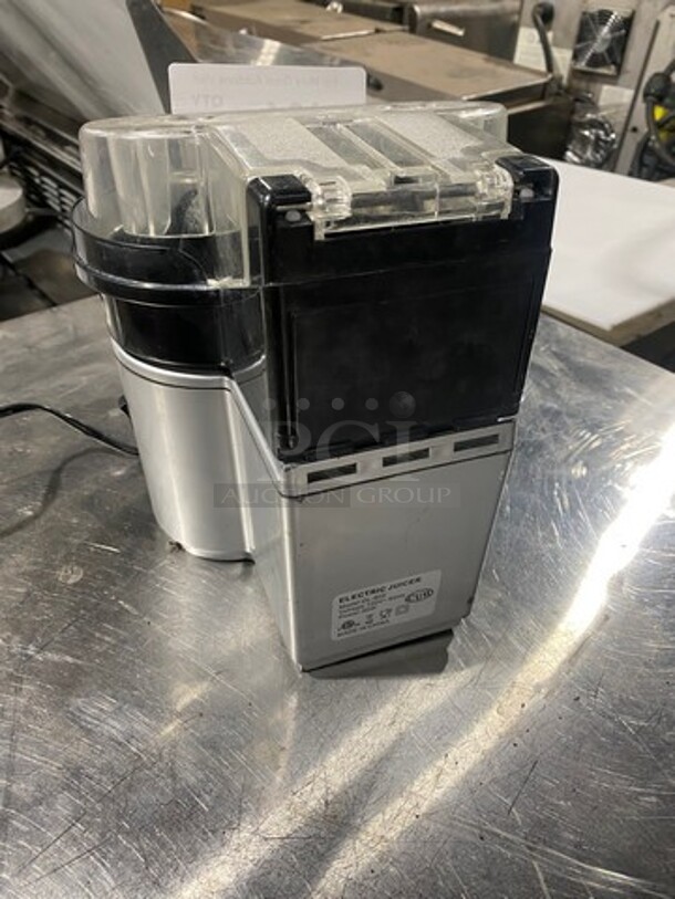 Electric Juicer! MODEL DL802 120V  - Image 3 of 8