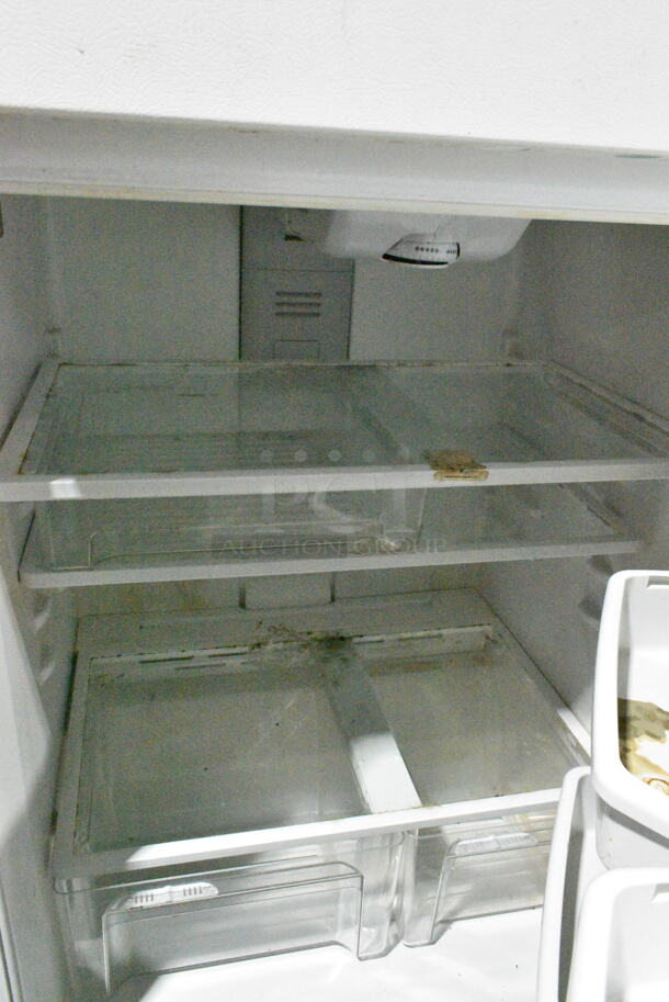 Maytag M1TXEGMYW01 Metal Cooler w/ Freezer. 115 Volts, 1 Phase. Tested and Powers On But Does Not Get Cold
 - Image 5 of 8
