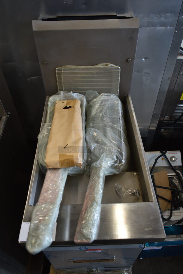 BRAND NEW SCRATCH AND DENT! 2022 Sierra Frystar400 Stainless Steel Commercial Floor Style Natural Gas Powered Deep Fat Fryer w/ 2 Metal Fry Baskets. - Image 3 of 7