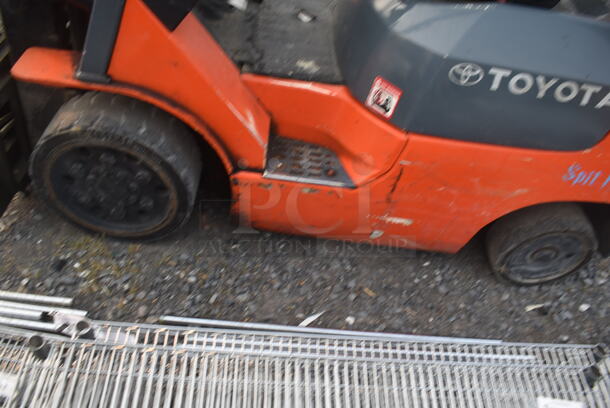 Toyota 7FGCU20 Truckers Boom Forklift Truck With 11,040.6 Hours And 3,800LB Capacity. Unit has Fork Positioner and Side Shift. Unit has a Simplex Mast - Fork Height Max 6'. Tested and Does Not Power On - Image 11 of 12