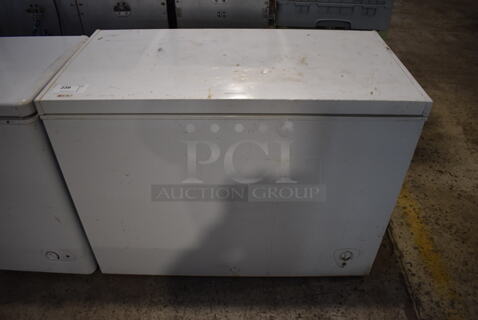 Electrolux FFFC09M1RW Metal Chest Freezer. 115 Volts, 1 Phase. 44x24x33. Tested and Working!