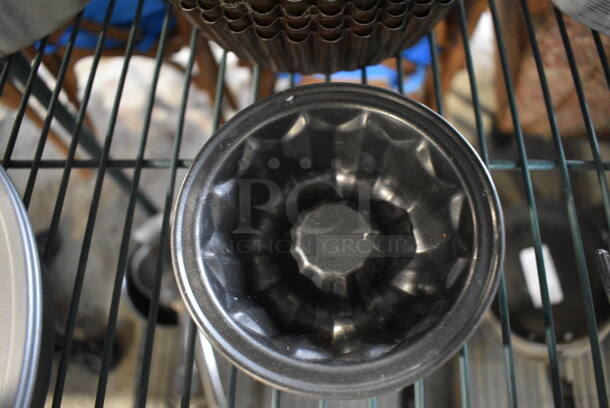 4 Metal Bundt Cake Baking Pans. 5x5x2. 4 Times Your Bid! - Image 2 of 2