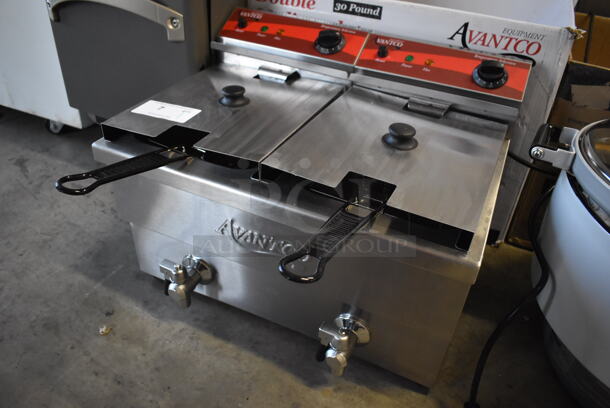 BRAND NEW IN BOX! Avantco 177F202 Stainless Steel Commercial Countertop Electric Powered 30 lb. Dual Tank Medium-Duty Fryer w/ 2 Metal Fry Baskets and 2 Lids. 208/240 Volts. 23x23x17. Tested and Working! - Image 3 of 7
