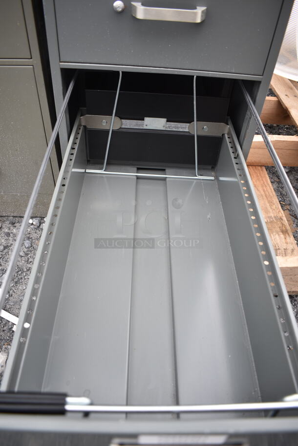 Metal 4 Drawer Filing Cabinet.  - Image 3 of 6