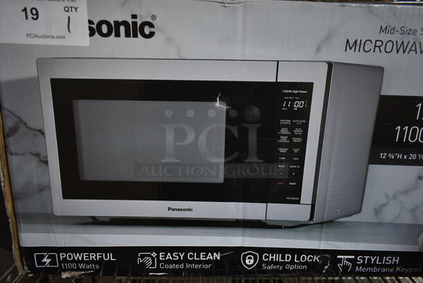 BRAND NEW SCRATCH AND DENT! Panasonic NN-SB65NS Stainless Steel Commercial Countertop Microwave Oven w/ Plate.  - Image 4 of 8