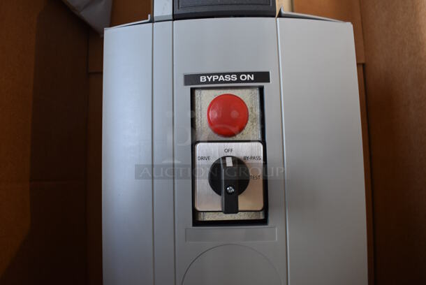 BRAND NEW IN BOX! Danfoss Model 174L1565 Metal Commercial VLT HVAC Drive. 460 Volts, 3 Phase. 8x10x31 - Image 4 of 7