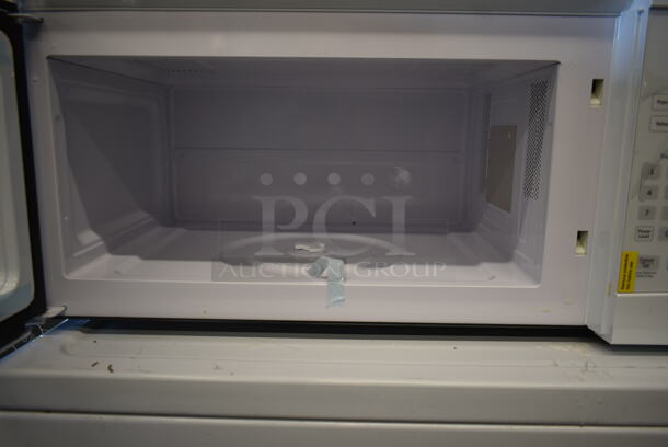 BRAND NEW SCRATCH AND DENT! General Electric GE JVM3160DF Metal Microwave Oven. - Image 6 of 9