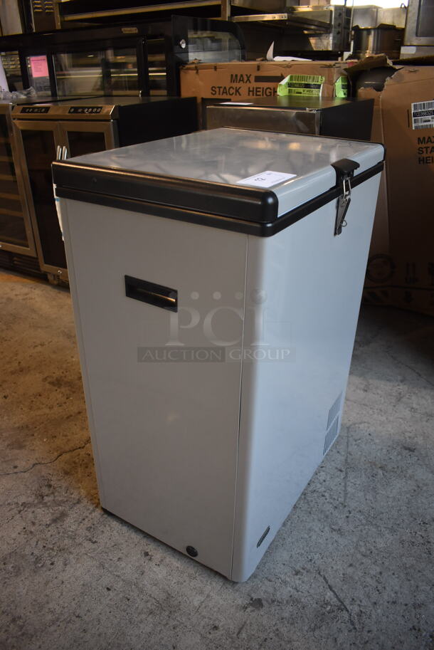 BRAND NEW SCRATCH AND DENT! Whynter FM-951GW  Electric Powered 95 Quart Portable Fridge/Freezer With Wheels Included.115V. Tested and Working!  - Image 3 of 5