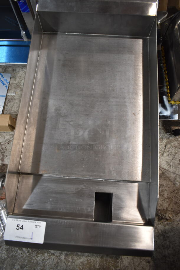 BRAND NEW SCRATCH AND DENT! Avantco 177CAG15MG Stainless Steel Commercial Countertop Natural Gas Powered Flat Top Griddle. 30,000 BTU.  - Image 7 of 8