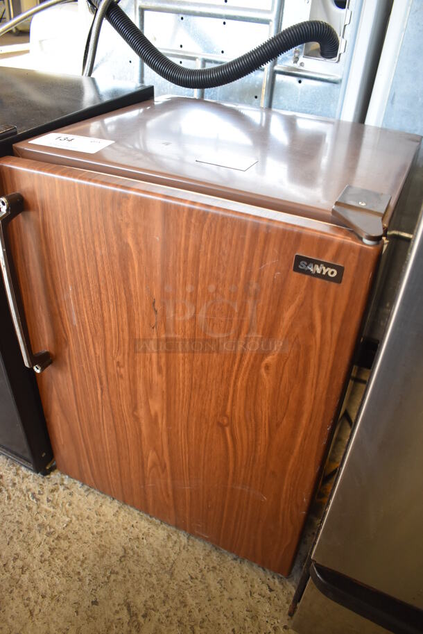 Sanyo SR6908X Metal Mini Cooler. 120 Volts, 1 Phase. 19x18x25. Tested and Working! - Image 3 of 5