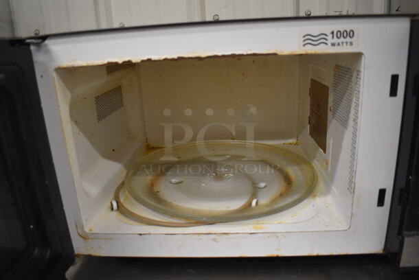 Hamilton Beach EM031MZC-X1 Metal Countertop Microwave Oven w/ Plate. 120 Volts, 1 Phase. 20x16x12 - Image 5 of 6