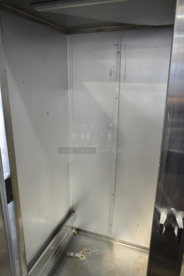 Traulsen ARI232LUT-FHS Stainless Steel Commercial 2 Door Roll In Rack Cooler w/ 2 Ramps. 115 Volts, 1 Phase. Tested and Working! - Image 4 of 5