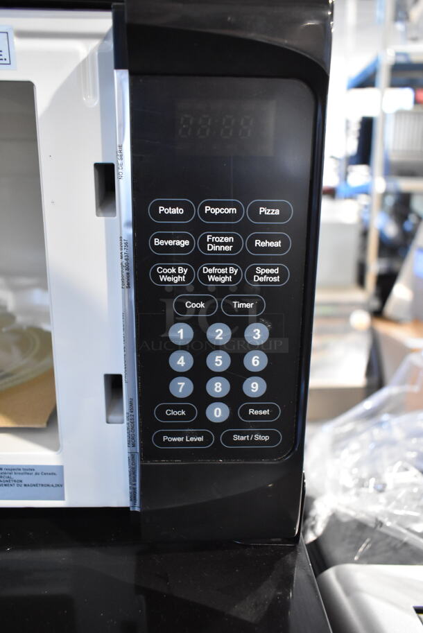 BRAND NEW SCRATCH AND DENT! Snack Mate 3.1SM5R 3.1 cu. ft. Compact Refrigerator with a Zero-Degree Freezer, 1 Shelf, 1 Crisper Drawer, 2 Door Bins and SMM-7TP Microwave attached. 115 Volts, 1 Phase. Tested and Working! - Image 6 of 9