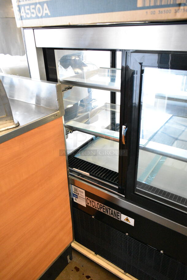 BRAND NEW SCRATCH AND DENT! Avantco 193BC72HCB Curved Glass Black Refrigerated Bakery Display Case. 120 Volts, 1 Phase. Tested and Working! - Image 5 of 9