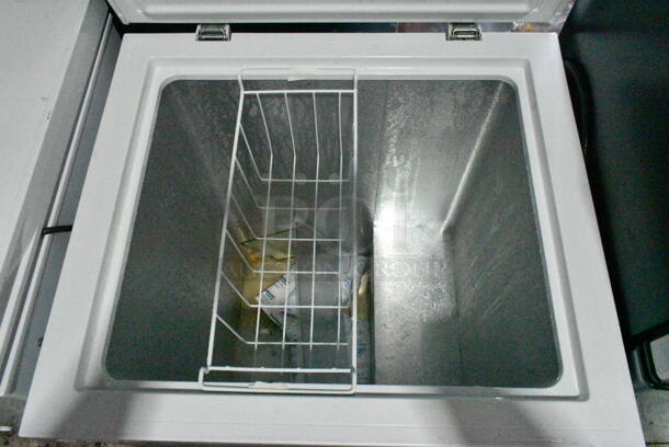 Hisense WFC050M6XWD Metal Chest Freezer w/ Hinge Lid. 115 Volts, 1 Phase. Tested and Powers On But Does Not Get Cold
 - Image 4 of 5
