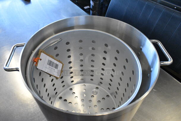 BRAND NEW SCRATCH AND DENT! Choice  Standard Weight Aluminum Stock Pot with Steamer Basket and Cover w/ 471ASTB40 Choice 40 Qt. Aluminum Stock Pot Steamer Basket.  - Image 4 of 7