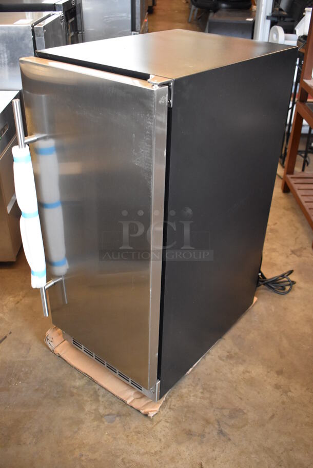 BRAND NEW SCRATCH AND DENT! Danby DIM32D1BSSPR Stainless Steel Commercial Self Contained Ice Machine. 115 Volts, 1 Phase. Tested and Working! - Image 3 of 6
