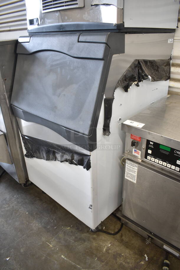 LIKE NEW! 2022 Scotsman C1030SA-32F Stainless Steel Commercial Ice Head on 2022 Scotsman B530S Stainless Steel 536 lb. Ice Bin. 208/230 Volts, 1 Phase.  - Image 6 of 10