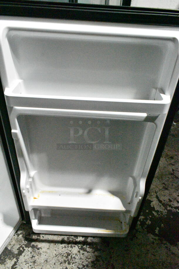 Hisense 32KHS207998 Mini Cooler. 115 Volts, 1 Phase. Tested and Powers On But Does Not Get Cold - Image 4 of 5