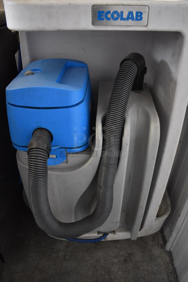 Ecolab Portable Cleaning Station w/ Vacuum on Commercial Casters. 25x27x43 - Image 4 of 7
