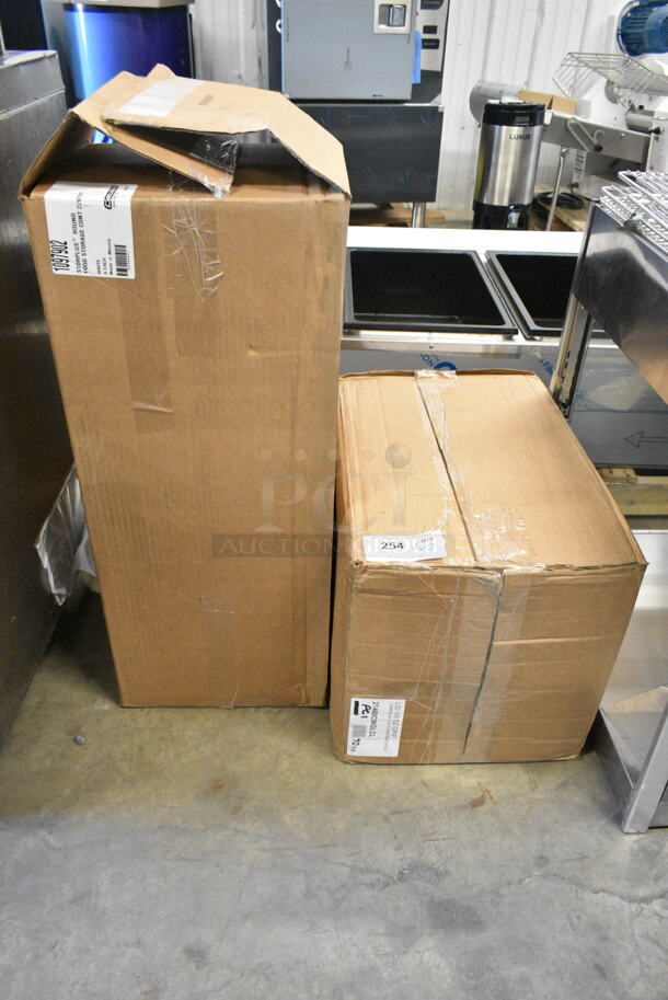 2 BRAND NEW SCRATCH AND DENT! Items Including 6 1097902 Carlisle 22 Qt. White Round Polyethylene Food Storage Container with Blue Graduations and 70 21460CWGLCL Cambro 60CWGL135 Camwear 1/6 Size Clear Polycarbonate GripLid. 2 Times Your Bid!  - Image 1 of 4