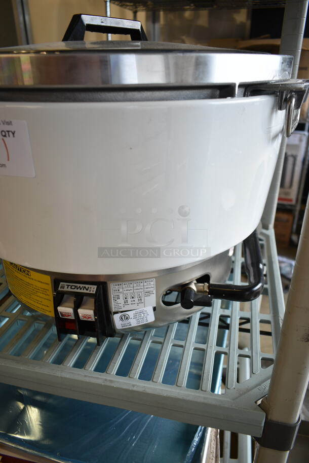 BRAND NEW SCRATCH AND DENT! RiceMaster Town RM-55P-R Liquid Propane 110 Cup (55 Cup Raw) Gas Rice Cooker and Warmer.  - Image 3 of 8