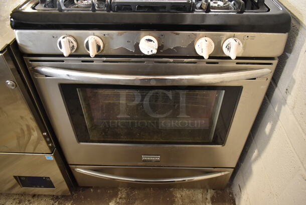 Frigidaire FGGF3030PFE Stainless Steel Commercial Natural Gas Powered 5 Burner Range w/ Oven.  - Image 5 of 8