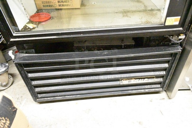 True GDM-26 Metal Commercial Single Door Reach In Cooler Merchandiser w/ Poly Coated Racks. 115 Volts, 1 Phase. Tested and Working!  - Image 3 of 5