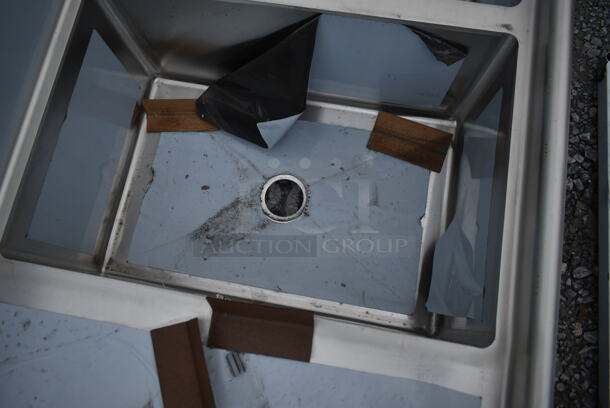 BRAND NEW SCRATCH AND DENT! Regency 600S32030230 124" 16-Gauge Stainless Steel Three Compartment Commercial Sink with 2 Drainboards - 20" x 30" x 14" Bowls - Image 6 of 9