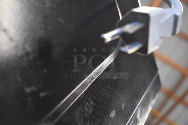 Toshiba ML2-EM62PA(SS) Stainless Steel Countertop Microwave Oven w/ Plate. 120 Volts, 1 Phase. - Image 6 of 6