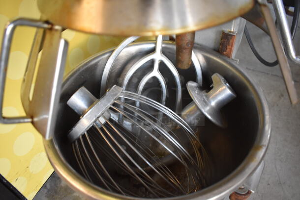 Fleetwood AE-20A Metal Commercial 20 Quart Planetary Dough Mixer w/ Stainless Steel Mixing Bowl, Bowl Guard, Dough Hook, Paddle and Whisk Attachments. 115 Volts, 1 Phase. 17x22x31. Tested and Working! - Image 4 of 7