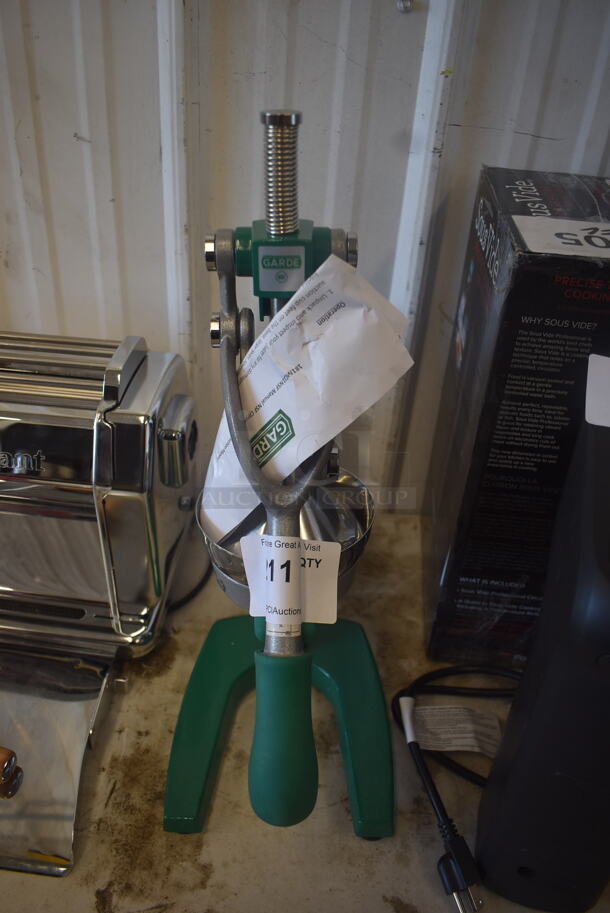 BRAND NEW SCRATCH AND DENT! Garde XL MCJ2 Manual Commercial Citrus Juicer Tested and Working! - Image 1 of 4