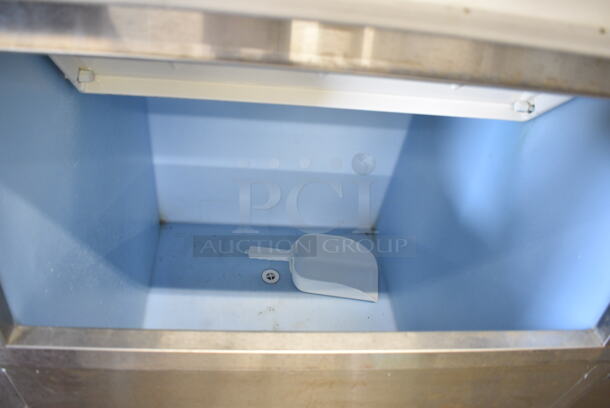 Manitowoc F-800MAF Ice Head on Hoshizaki B-500SD Commercial Ice Bin. 115-120 Volts, 1 Phase.  - Image 5 of 6