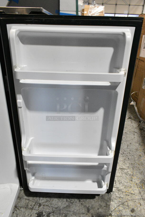 Hisense Metal Mini Cooler. 115 Volts, 1 Phase. Tested and Powers On But Does Not Get Cold - Image 4 of 7