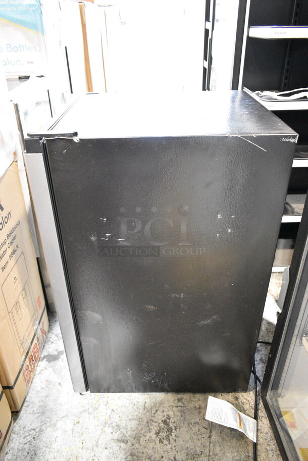 Hisense Metal Mini Cooler. 115 Volts, 1 Phase. Tested and Powers On But Does Not Get Cold - Image 7 of 7