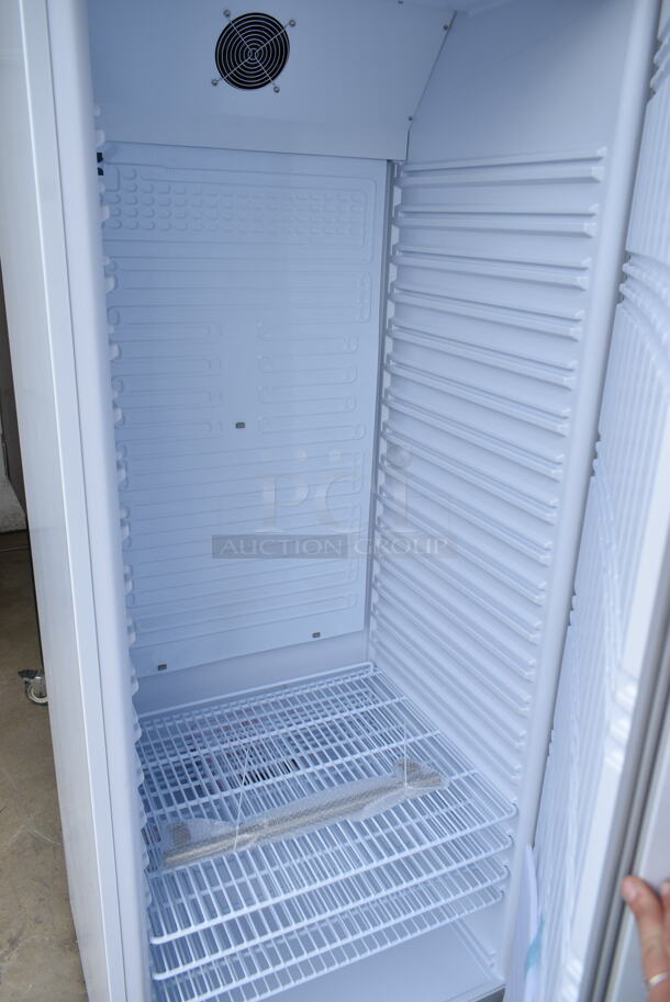 BRAND NEW SCRATCH AND DENT! KoolMore KM-RMD20WH 20 Cu. Ft. Commercial Reach-In Refrigerator In White With Manual Defrost. 115 Volts, 1 Phase. Tested and Working! - Image 4 of 5