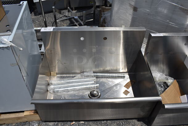 BRAND NEW SCRATCH AND DENT! Stainless Steel Commercial Single Bay Sink.  - Image 1 of 4
