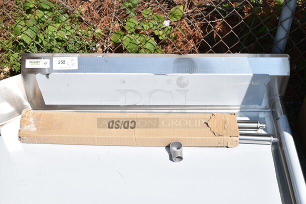 BRAND NEW SCRATCH AND DENT! Regency 600CDT48R 16 Gauge 4' Clean Dish Table - Right Drainboard - Image 4 of 5