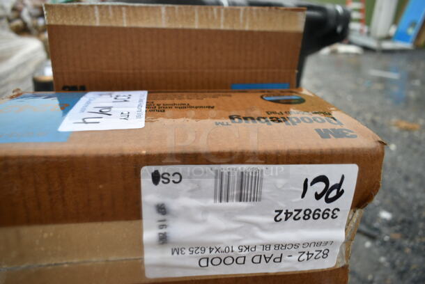 5 BRAND NEW SCRATCH AND DENT! 3998242 3M 8242 Doodlebug 10" x 4 5/8" Blue Scrubbing Pad - 5/Pack. 5 Times Your Bid!  - Image 3 of 3