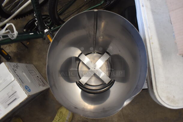 Stainless Steel Trashcan w/ Upper Wipe Dispenser - Image 3 of 4