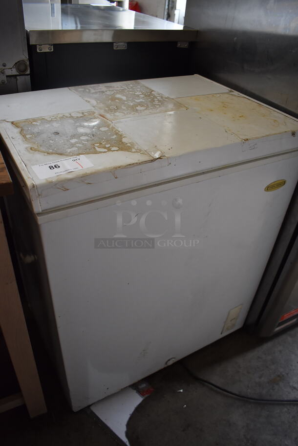 Holiday LCM050LC Metal Chest Freezer. 115 Volts, 1 Phase. 30x22x34. Tested and Working! - Image 2 of 5