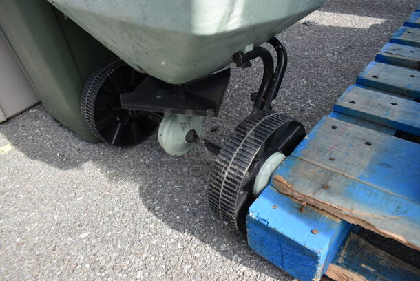 EZ Broadcast Spreader - Image 5 of 5