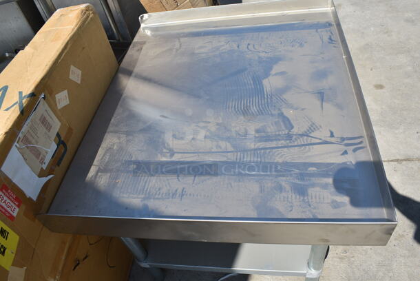 BRAND NEW SCRATCH AND DENT! Regency 600ES3036G 30" x 36" 16-Gauge Stainless Steel Equipment Stand with Galvanized Undershelf - Image 4 of 5
