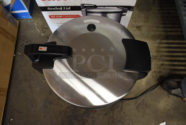 BRAND NEW SCRATCH AND DENT! Avantco 177RW92 Stainless Steel Commercial Countertop Electric Powered 90 Cup Rice Cooker. 120 Volts, 1 Phase. Tested and Working! - Image 4 of 8