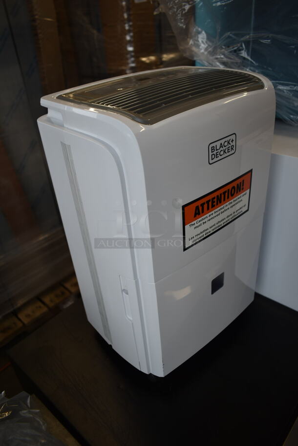 BRAND NEW SCRATCH AND DENT! Black & Decker BDT20WTB 20-Pint Portable Dehumidifier. 115 Volts, 1 Phase. Tested and Working! - Image 2 of 6