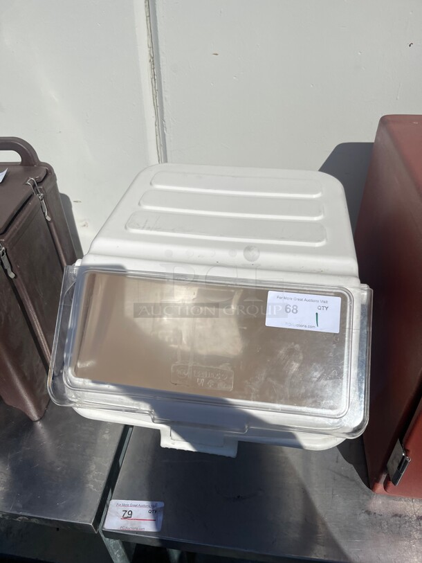 Winco IB-10S Shelf Ingredient Bin - 10 Gallon Capacity, Clear Lid/White Base NSF  - Image 2 of 9